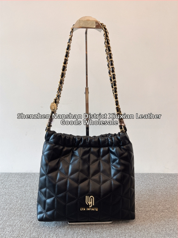 Geantă bucket cu lanț cusut în model diamant – PU, închidere magnetică, buzunar intern cu fermoar și buzunar pentru ID, căptușeală din poliester, bretea de umăr