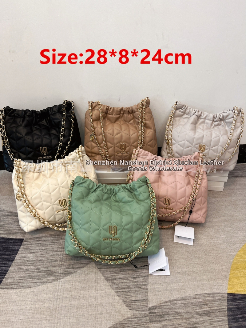 Geantă bucket cu lanț cusut în model diamant – PU, închidere magnetică, buzunar intern cu fermoar și buzunar pentru ID, căptușeală din poliester, bretea de umăr