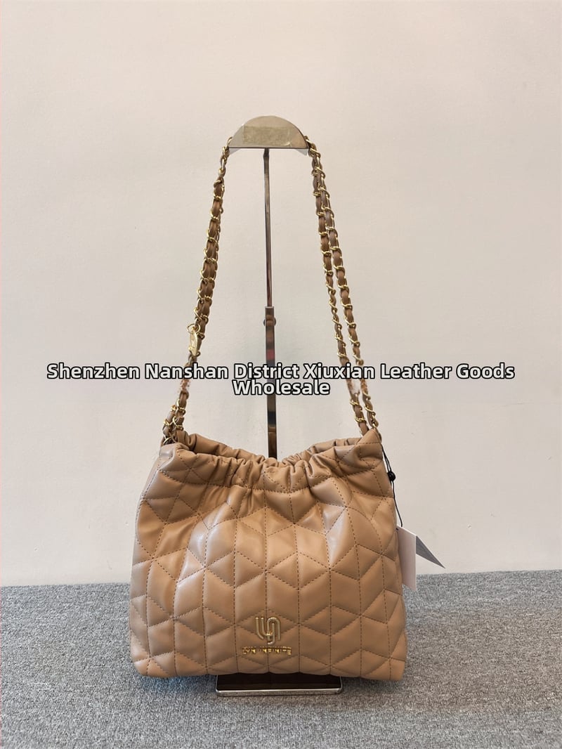 Geantă bucket cu lanț cusut în model diamant – PU, închidere magnetică, buzunar intern cu fermoar și buzunar pentru ID, căptușeală din poliester, bretea de umăr