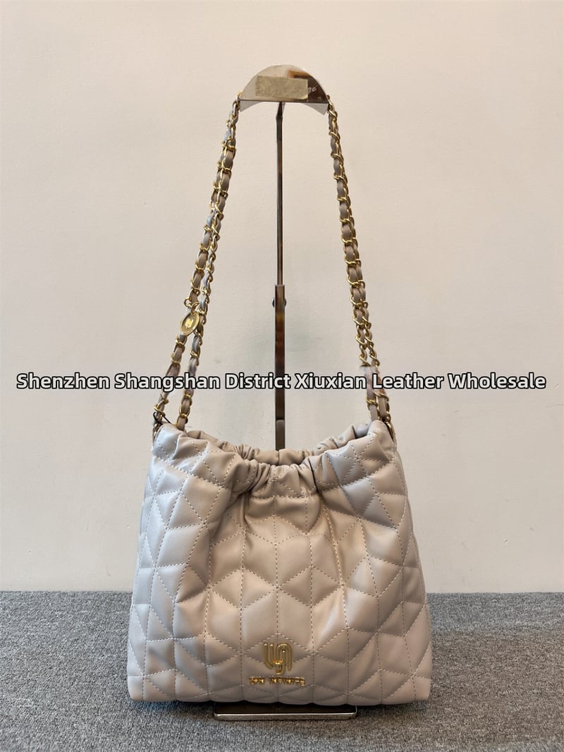 Geantă bucket cu lanț cusut în model diamant – PU, închidere magnetică, buzunar intern cu fermoar și buzunar pentru ID, căptușeală din poliester, bretea de umăr