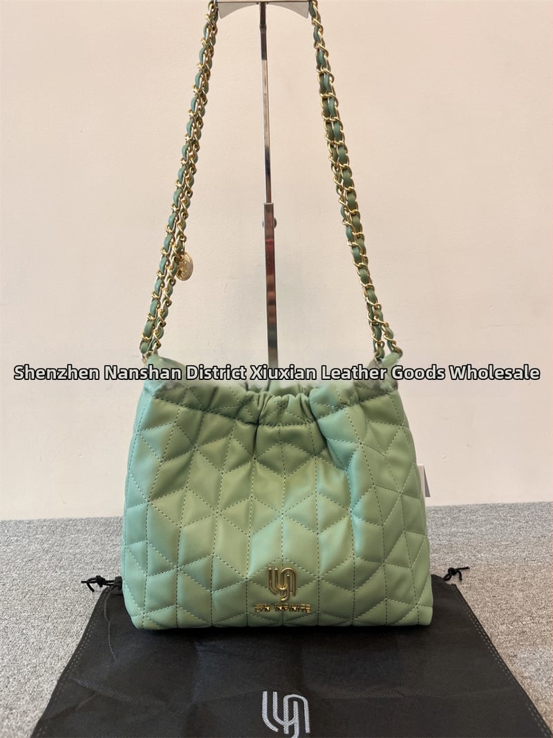 Geantă bucket cu lanț cusut în model diamant – PU, închidere magnetică, buzunar intern cu fermoar și buzunar pentru ID, căptușeală din poliester, bretea de umăr