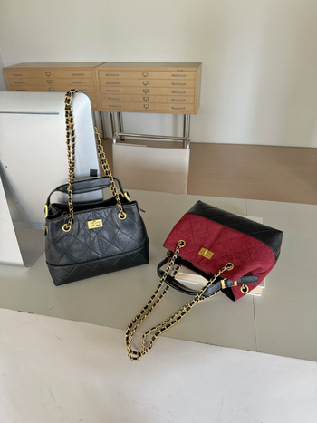 Geantă de mână din piele naturală, model diamantat, tote orizontală, închidere cu cataramă, buzunar intern cu fermoar și compartiment, căptușeală poliester-cotton