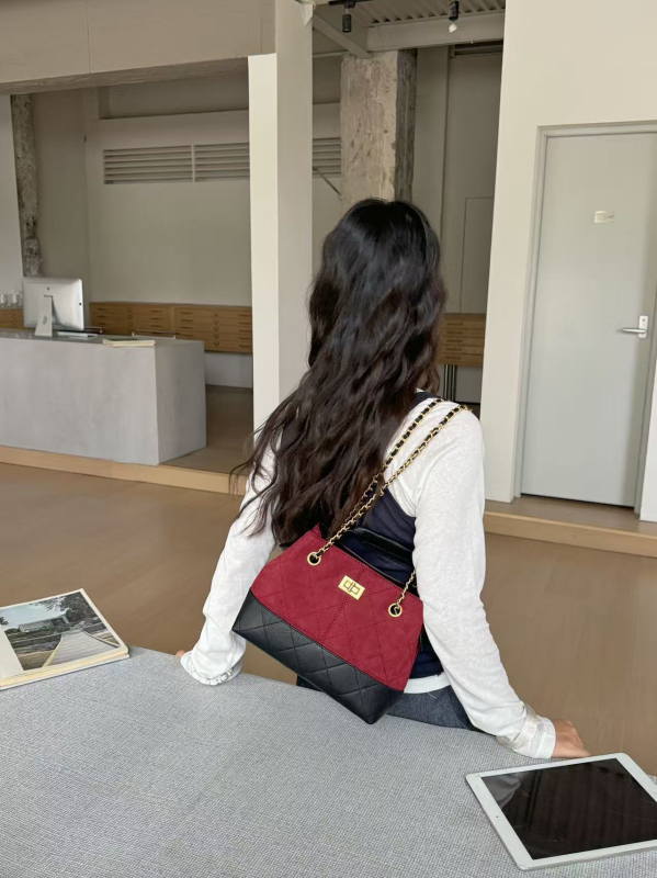 Geantă de mână din piele naturală, model diamantat, tote orizontală, închidere cu cataramă, buzunar intern cu fermoar și compartiment, căptușeală poliester-cotton