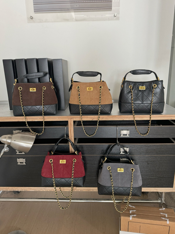 Geantă de mână din piele naturală, model diamantat, tote orizontală, închidere cu cataramă, buzunar intern cu fermoar și compartiment, căptușeală poliester-cotton