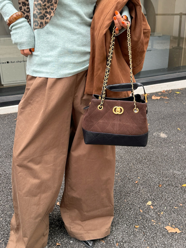 Geantă de mână din piele naturală, model diamantat, tote orizontală, închidere cu cataramă, buzunar intern cu fermoar și compartiment, căptușeală poliester-cotton