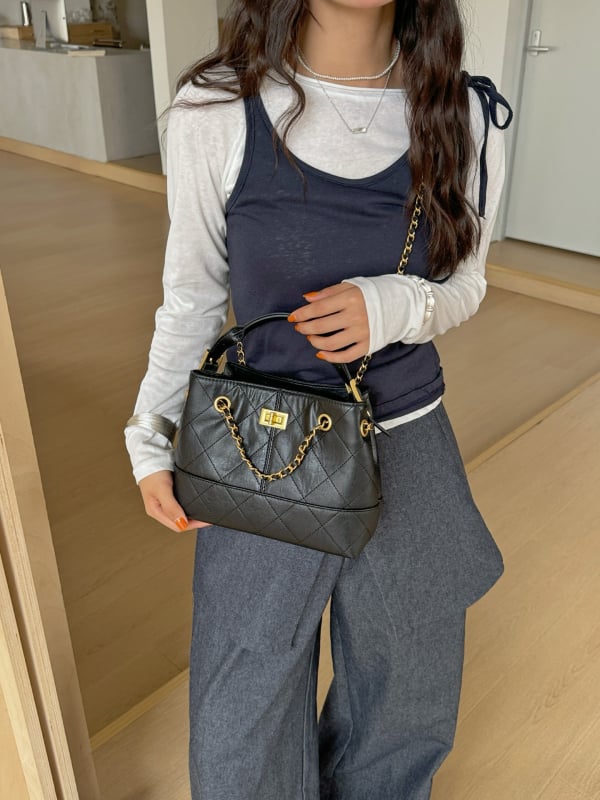 Geantă de mână din piele naturală, model diamantat, tote orizontală, închidere cu cataramă, buzunar intern cu fermoar și compartiment, căptușeală poliester-cotton