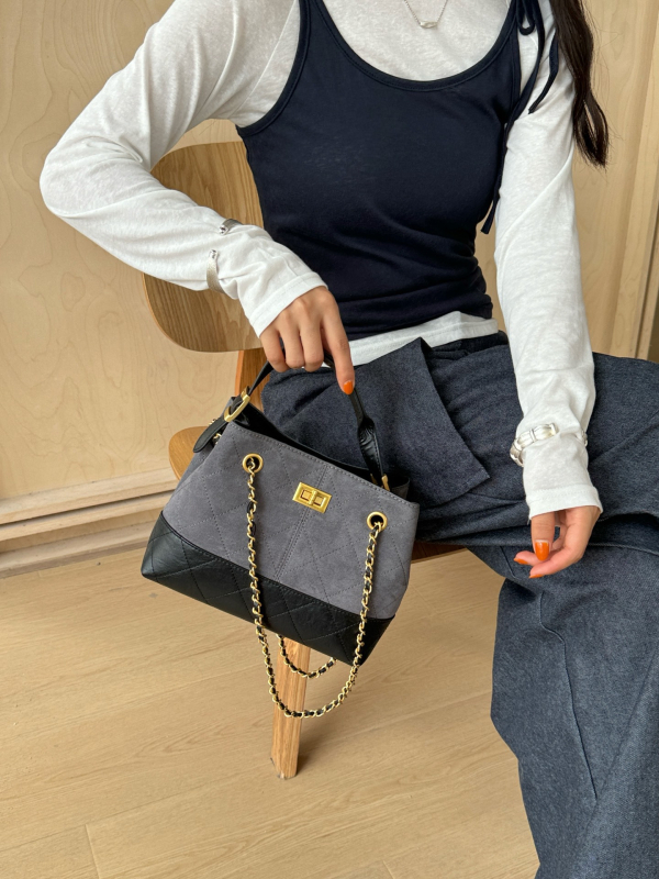 Geantă de mână din piele naturală, model diamantat, tote orizontală, închidere cu cataramă, buzunar intern cu fermoar și compartiment, căptușeală poliester-cotton