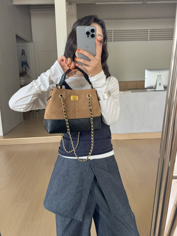 Geantă de mână din piele naturală, model diamantat, tote orizontală, închidere cu cataramă, buzunar intern cu fermoar și compartiment, căptușeală poliester-cotton