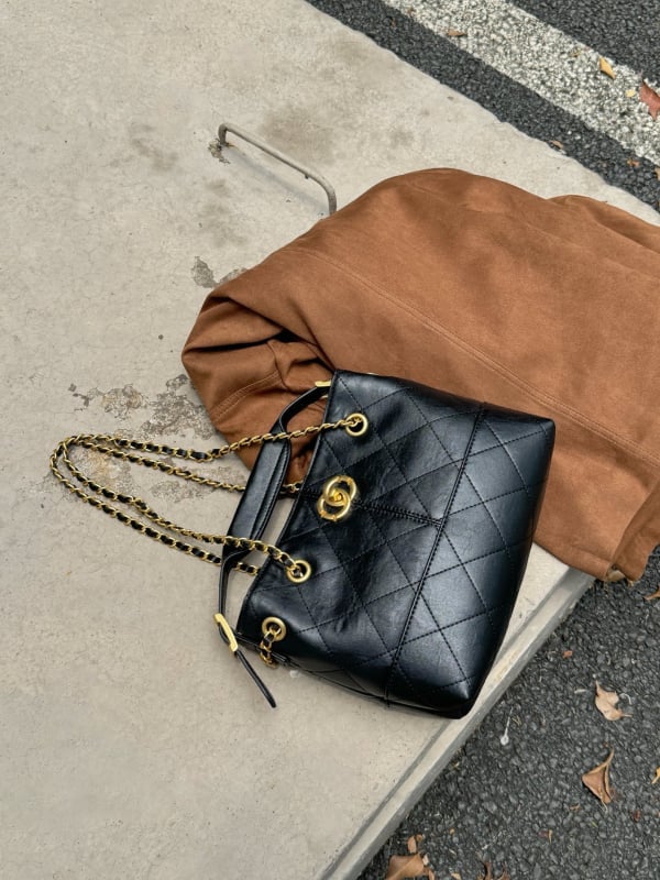 Geantă de mână din piele naturală, model diamantat, tote orizontală, închidere cu cataramă, buzunar intern cu fermoar și compartiment, căptușeală poliester-cotton