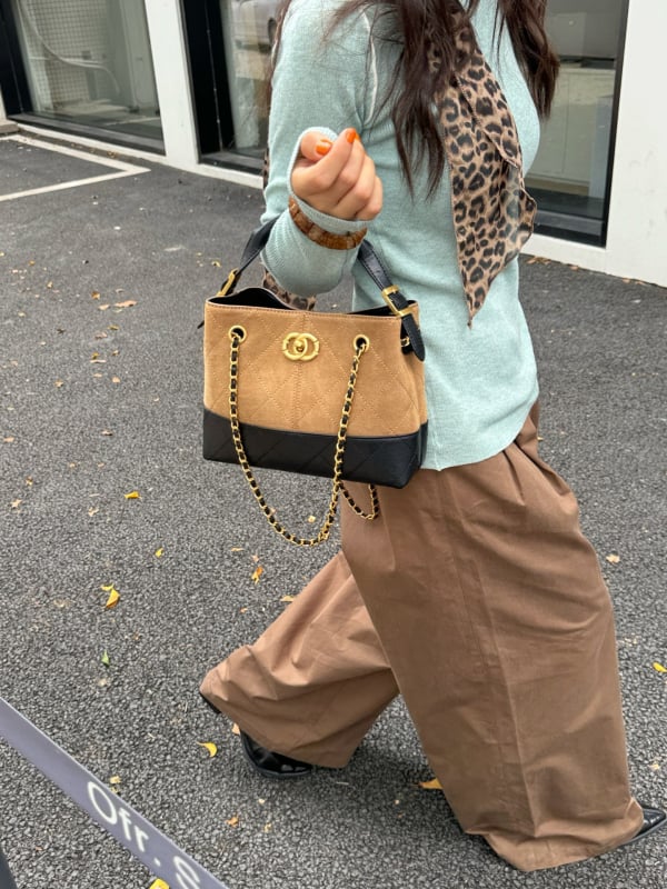 Geantă de mână din piele naturală, model diamantat, tote orizontală, închidere cu cataramă, buzunar intern cu fermoar și compartiment, căptușeală poliester-cotton