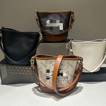 Geantă bucket din PVC, în stil street, cu închidere magnetică și căptușeală din pânză