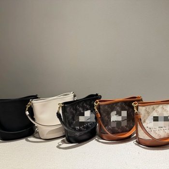 Geantă bucket din PVC, în stil street, cu închidere magnetică și căptușeală din pânză