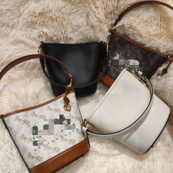 Geantă bucket din PVC, în stil street, cu închidere magnetică și căptușeală din pânză