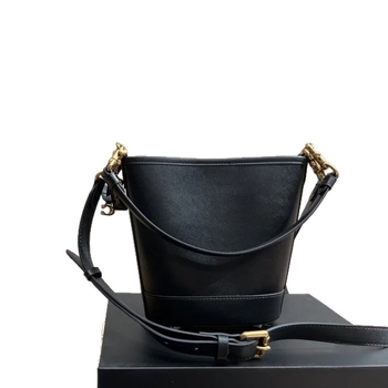 Geantă bucket din PVC, în stil street, cu închidere magnetică și căptușeală din pânză