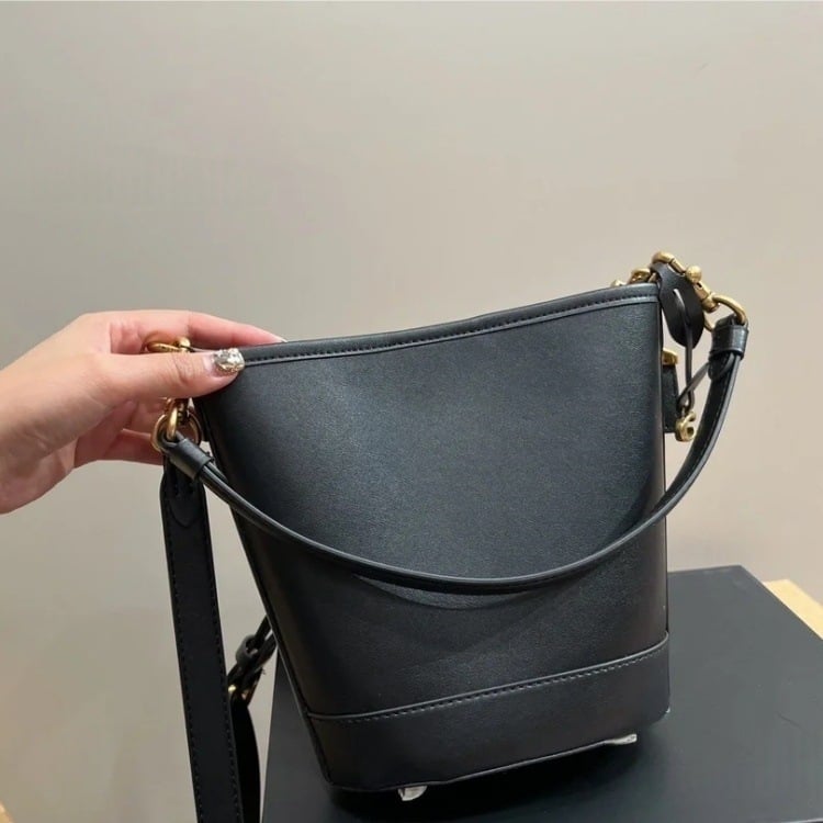 Geantă bucket din PVC, în stil street, cu închidere magnetică și căptușeală din pânză