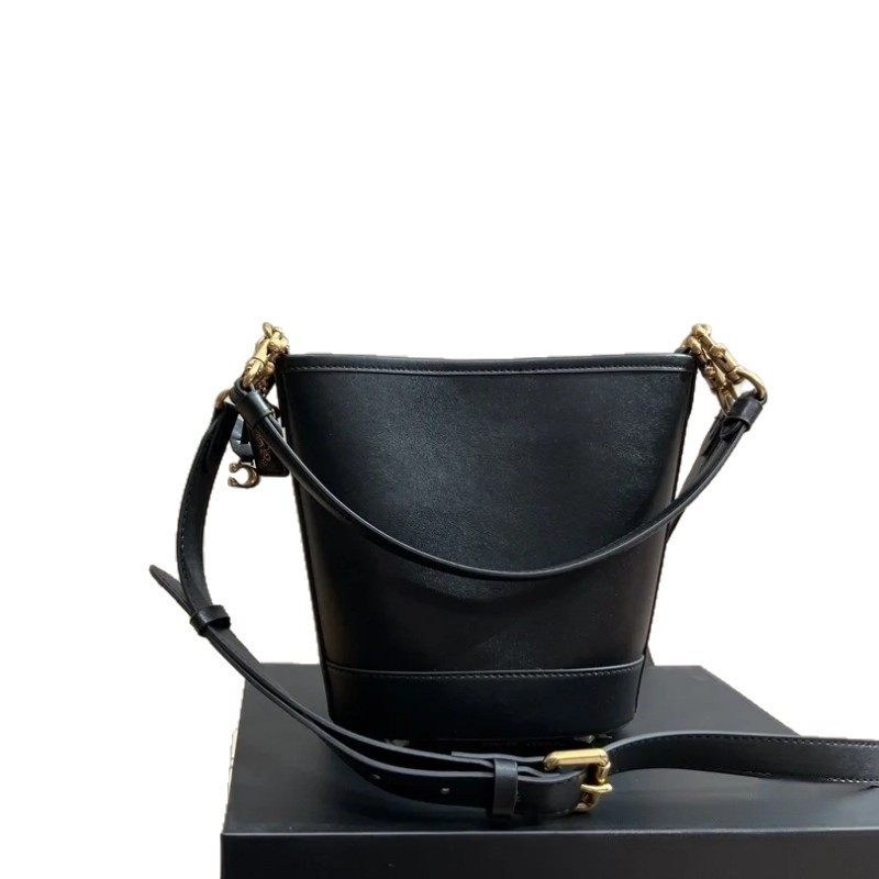 Geantă bucket din PVC, în stil street, cu închidere magnetică și căptușeală din pânză