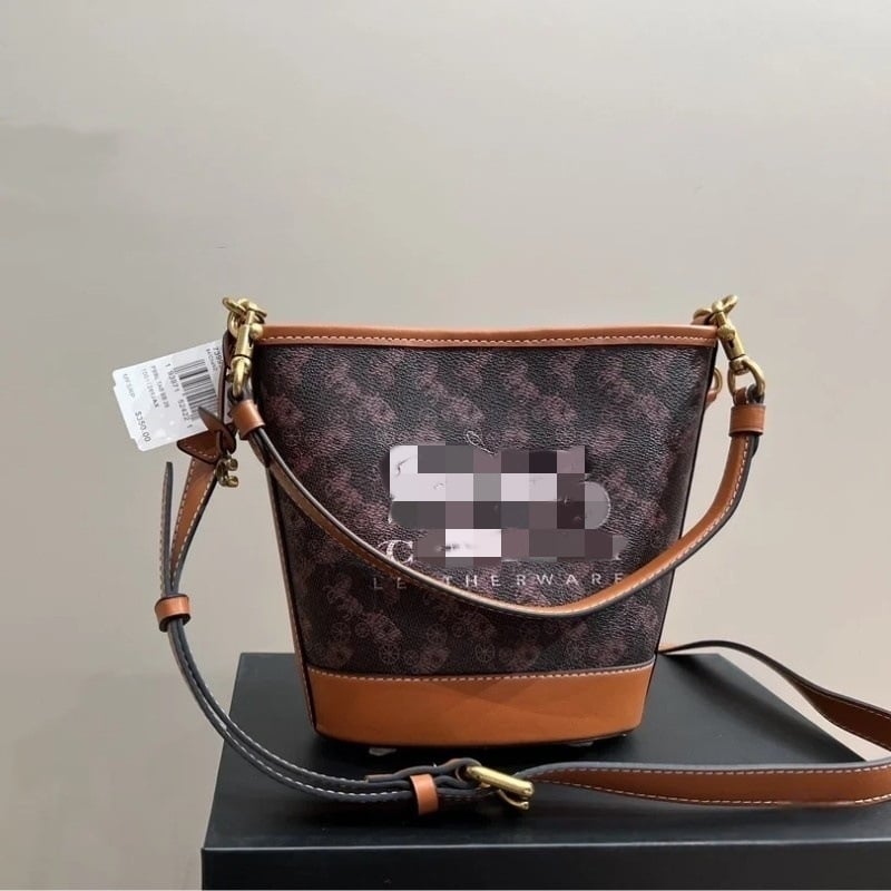 Geantă bucket din PVC, în stil street, cu închidere magnetică și căptușeală din pânză