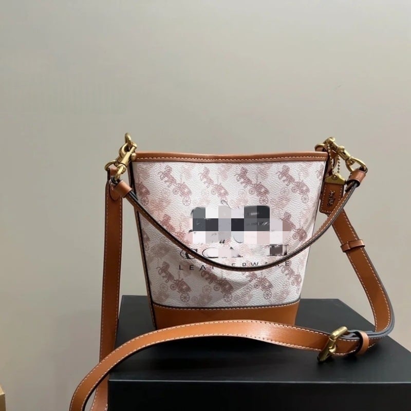 Geantă bucket din PVC, în stil street, cu închidere magnetică și căptușeală din pânză