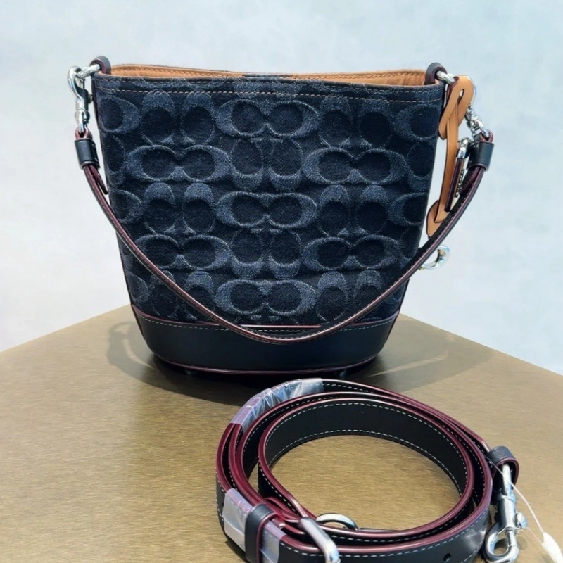 Geantă bucket din PVC, în stil street, cu închidere magnetică și căptușeală din pânză