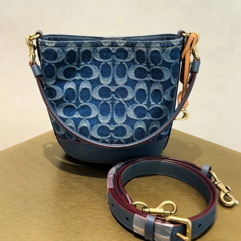 Geantă bucket din PVC, în stil street, cu închidere magnetică și căptușeală din pânză