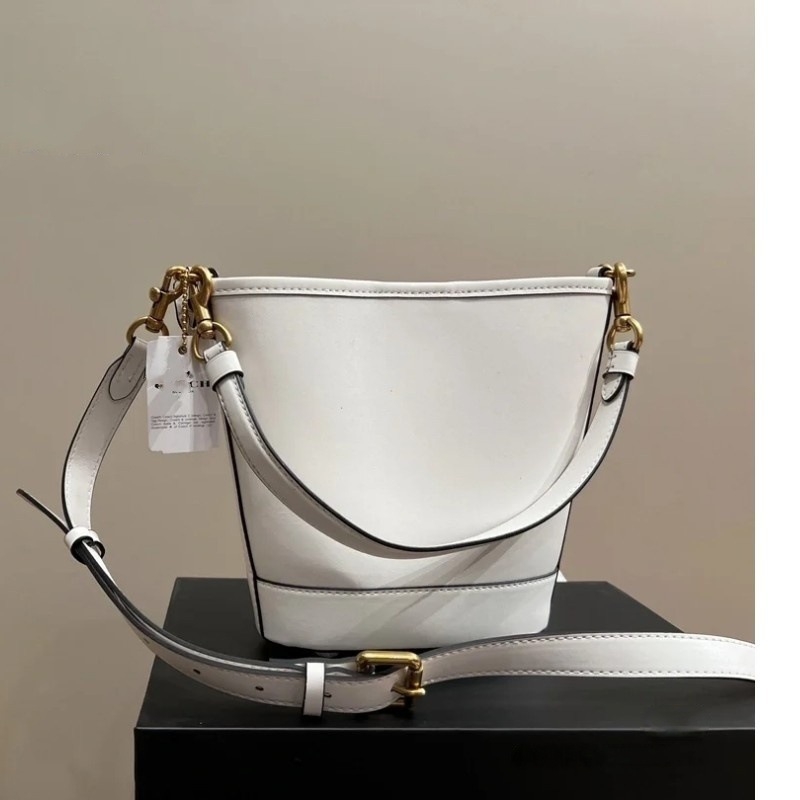 Geantă bucket din PVC, în stil street, cu închidere magnetică și căptușeală din pânză