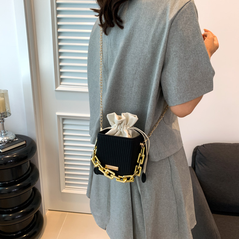 Torba tipa kanta, PU materijal, otvaranje šnira, unutarnja džep za dokumente, podstava od sintetičke kože