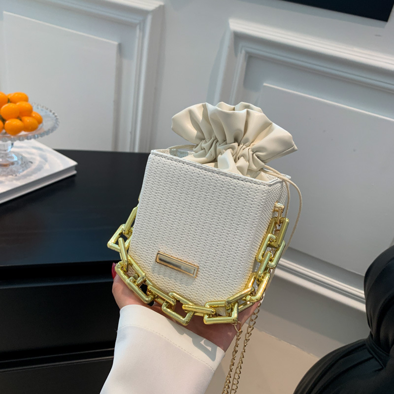 Torba tipa kanta, PU materijal, otvaranje šnira, unutarnja džep za dokumente, podstava od sintetičke kože