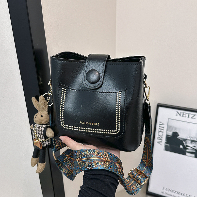 Bucket torba s cyber funkcijom, Corduroy materijal, PU podstava, Zip zatvaranje, Sea Time marka