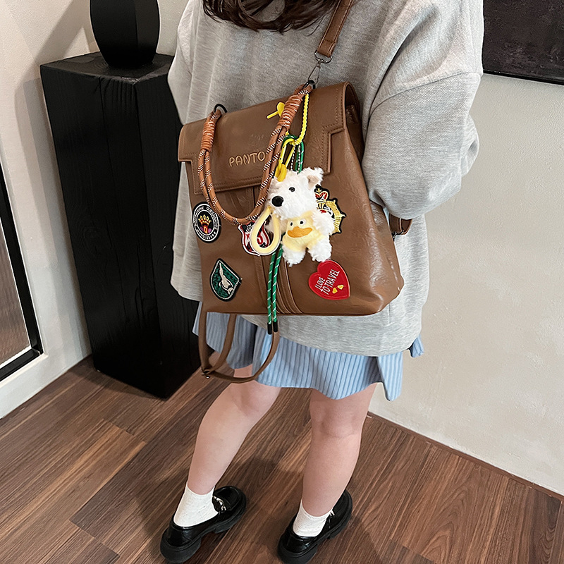 Ženski ruksak s oznakom, PU materijal, vertikalni kvadratni oblik, magnetsko kopčanje, unutarnja džep s zipom i džep za mobitel, dvostruke naramenice, zimska sezona