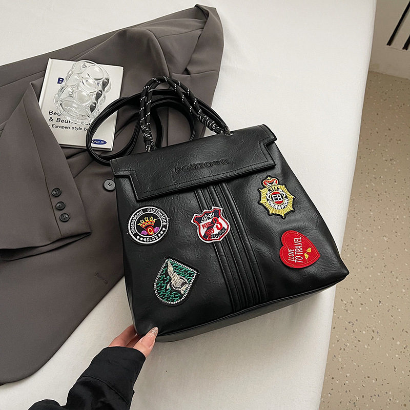 Ženski ruksak s oznakom, PU materijal, vertikalni kvadratni oblik, magnetsko kopčanje, unutarnja džep s zipom i džep za mobitel, dvostruke naramenice, zimska sezona