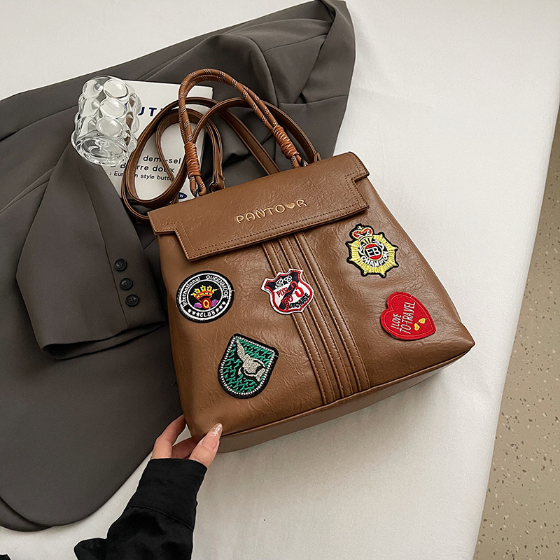 Ženski ruksak s oznakom, PU materijal, vertikalni kvadratni oblik, magnetsko kopčanje, unutarnja džep s zipom i džep za mobitel, dvostruke naramenice, zimska sezona