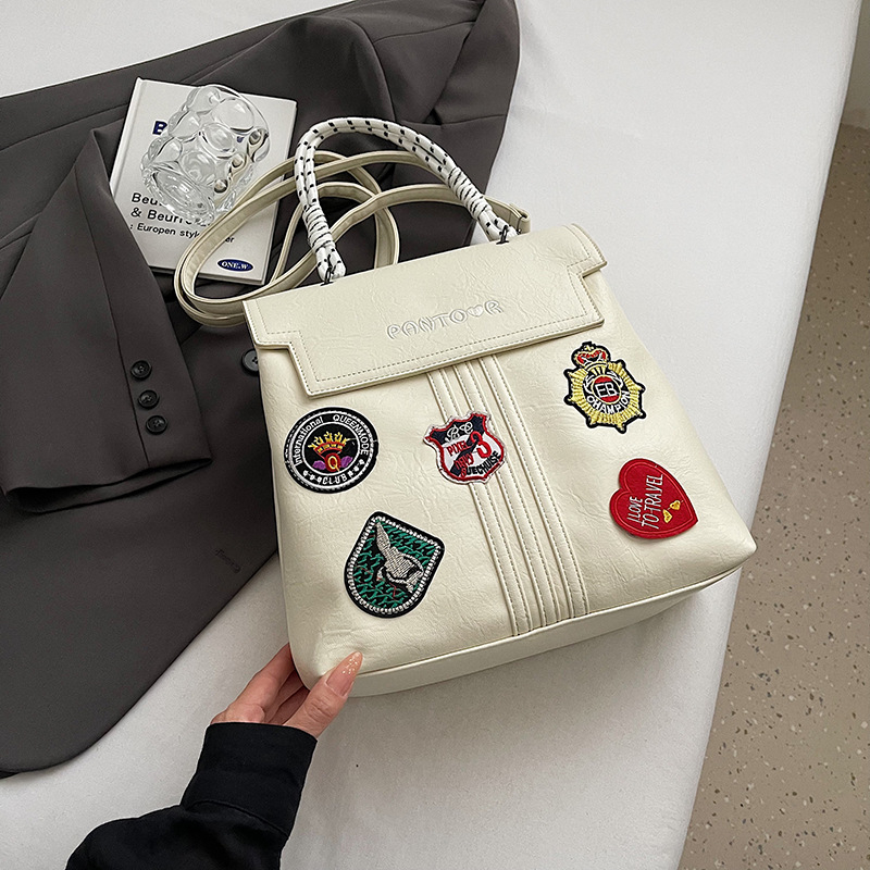 Ženski ruksak s oznakom, PU materijal, vertikalni kvadratni oblik, magnetsko kopčanje, unutarnja džep s zipom i džep za mobitel, dvostruke naramenice, zimska sezona