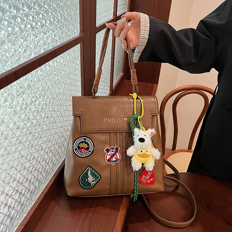 Ženski ruksak s oznakom, PU materijal, vertikalni kvadratni oblik, magnetsko kopčanje, unutarnja džep s zipom i džep za mobitel, dvostruke naramenice, zimska sezona