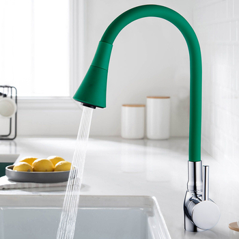 Kuchynský kohút s meďovým telom, keramický diskový ventil, výsuvný prúd, elektroplakovaný povrch, moderný minimalistický štýl