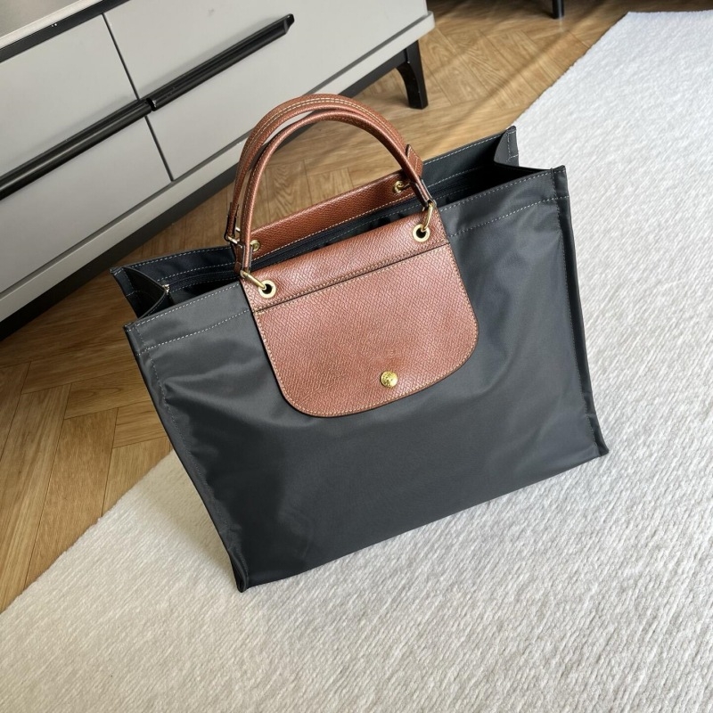 Laptop torba - ulični stil, koža od kravljeg split-a, kutijastog oblika, unutarnji džepovi za telefon, laptop i kameru