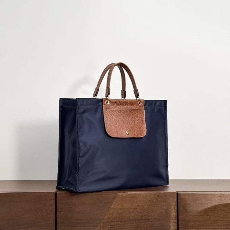 Laptop torba - ulični stil, koža od kravljeg split-a, kutijastog oblika, unutarnji džepovi za telefon, laptop i kameru