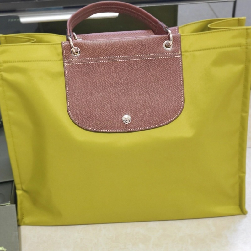 Laptop torba - ulični stil, koža od kravljeg split-a, kutijastog oblika, unutarnji džepovi za telefon, laptop i kameru