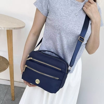Ženska crossbody torbica u urbanom minimalističkom stilu, najlon materijal, zatvarač, proljeće 2026 (Urban minimalistički stil; Najlon; Crossbody torbica; Zatvarač; Proljeće 2026)