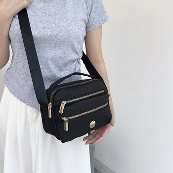 Ženska crossbody torbica u urbanom minimalističkom stilu, najlon materijal, zatvarač, proljeće 2026 (Urban minimalistički stil; Najlon; Crossbody torbica; Zatvarač; Proljeće 2026)