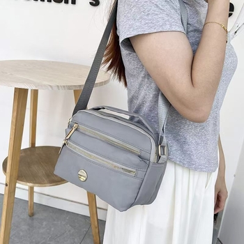 Ženska crossbody torbica u urbanom minimalističkom stilu, najlon materijal, zatvarač, proljeće 2026 (Urban minimalistički stil; Najlon; Crossbody torbica; Zatvarač; Proljeće 2026)