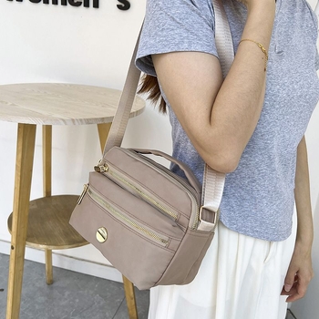 Ženska crossbody torbica u urbanom minimalističkom stilu, najlon materijal, zatvarač, proljeće 2026 (Urban minimalistički stil; Najlon; Crossbody torbica; Zatvarač; Proljeće 2026)