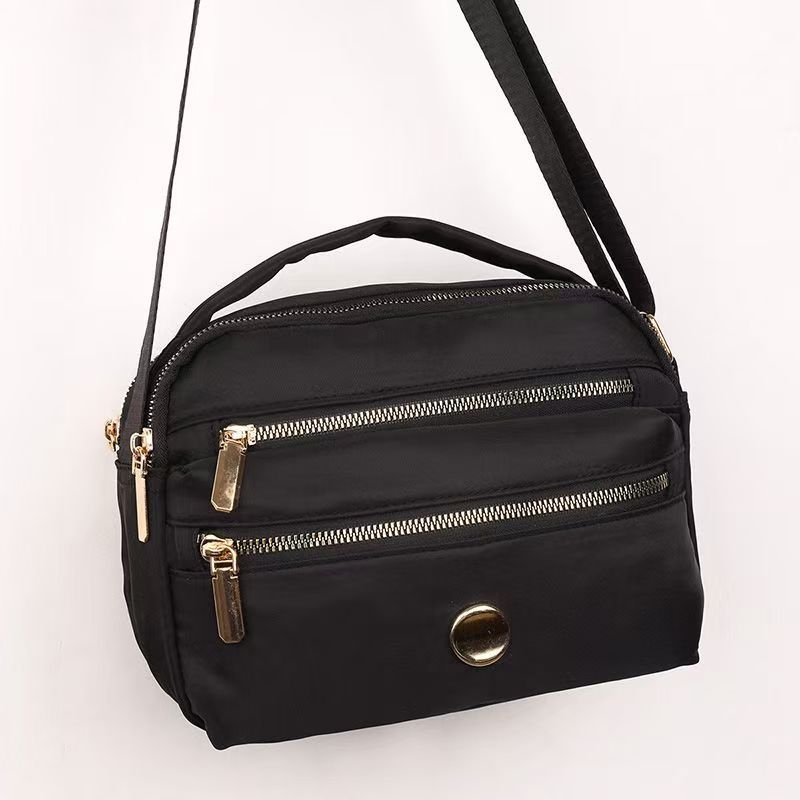Ženska crossbody torbica u urbanom minimalističkom stilu, najlon materijal, zatvarač, proljeće 2026 (Urban minimalistički stil; Najlon; Crossbody torbica; Zatvarač; Proljeće 2026)