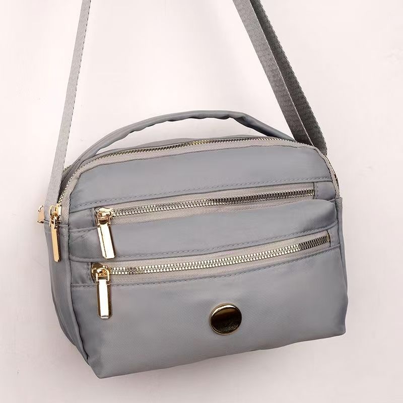 Ženska crossbody torbica u urbanom minimalističkom stilu, najlon materijal, zatvarač, proljeće 2026 (Urban minimalistički stil; Najlon; Crossbody torbica; Zatvarač; Proljeće 2026)