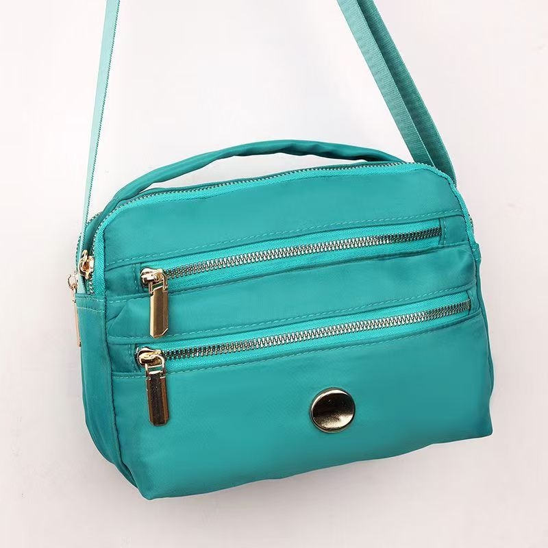 Ženska crossbody torbica u urbanom minimalističkom stilu, najlon materijal, zatvarač, proljeće 2026 (Urban minimalistički stil; Najlon; Crossbody torbica; Zatvarač; Proljeće 2026)