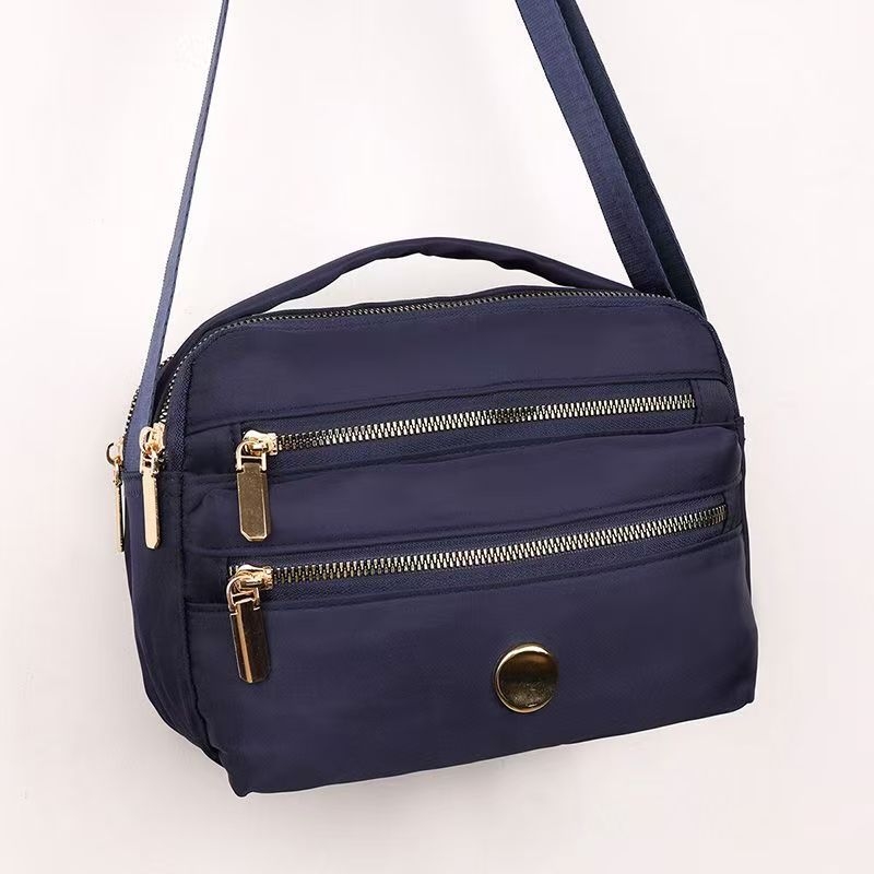 Ženska crossbody torbica u urbanom minimalističkom stilu, najlon materijal, zatvarač, proljeće 2026 (Urban minimalistički stil; Najlon; Crossbody torbica; Zatvarač; Proljeće 2026)