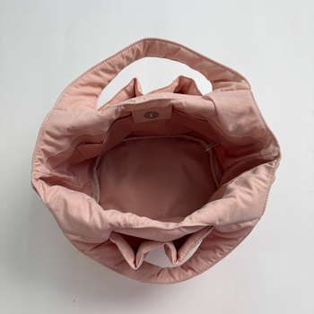 Utcai divat bucket táska, anyag: textil, cipzáras nyitás, telefon zseb, poliészter bélés, 2025 nyár