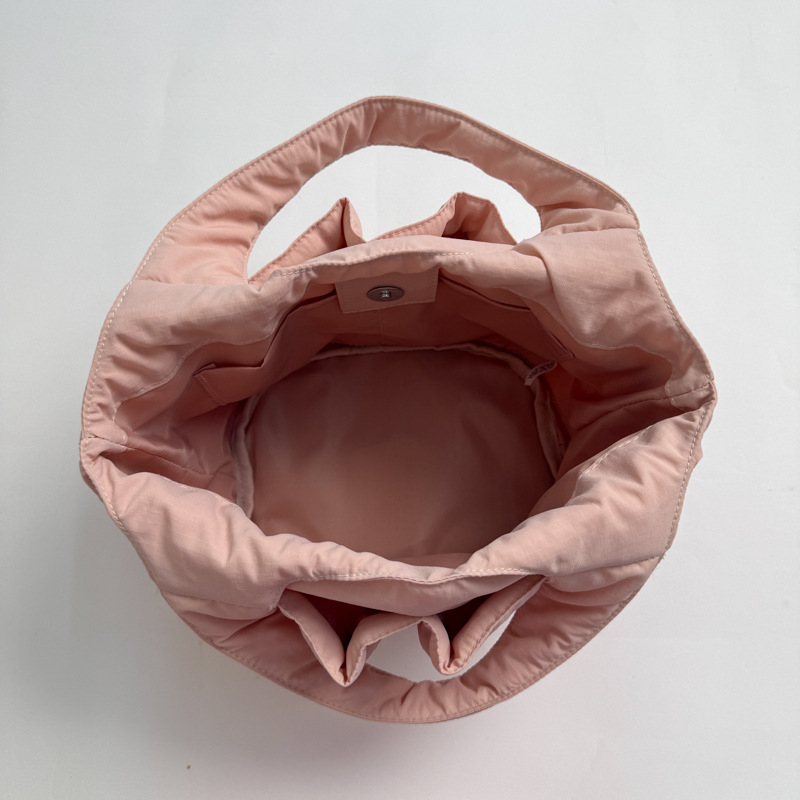 Utcai divat bucket táska, anyag: textil, cipzáras nyitás, telefon zseb, poliészter bélés, 2025 nyár