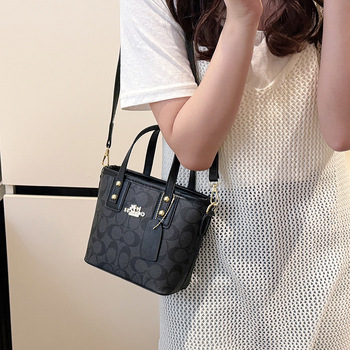 SF9032 vödörtáska, PU bőr, horizontális négyzet alakú forma, zipzáras nyitás, belső zsebek