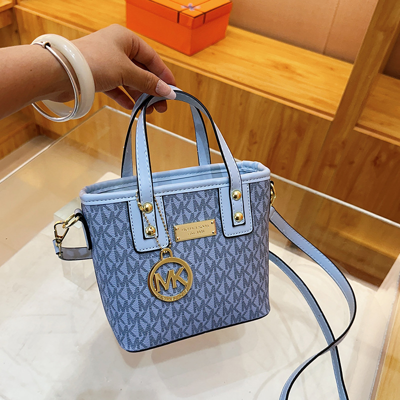 SF9032 vödörtáska, PU bőr, horizontális négyzet alakú forma, zipzáras nyitás, belső zsebek