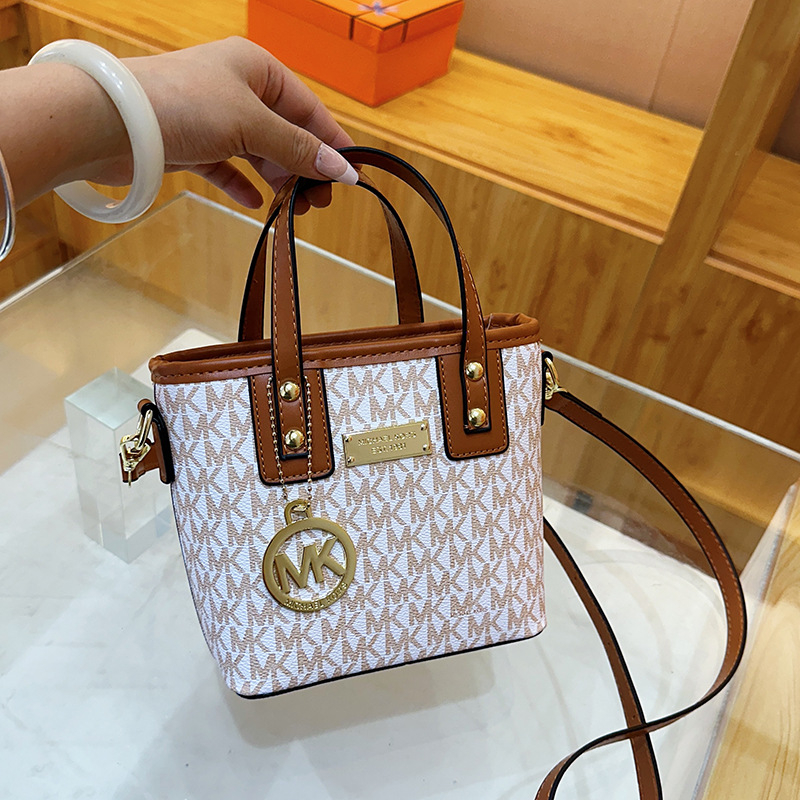 SF9032 vödörtáska, PU bőr, horizontális négyzet alakú forma, zipzáras nyitás, belső zsebek